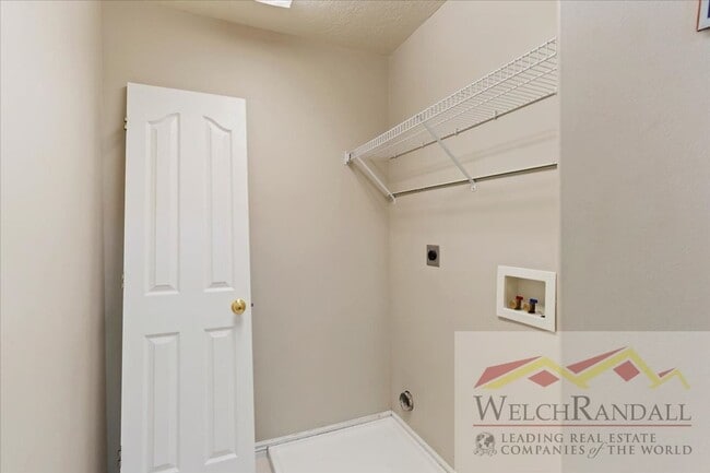 Building Photo - Stylish and Move-In Ready 2-Bedroom Townho...