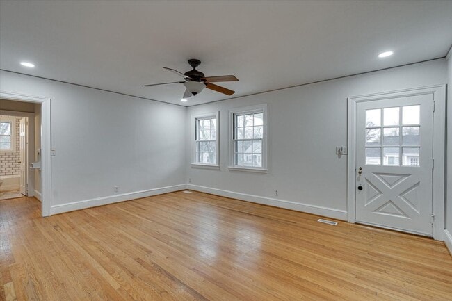 Building Photo - Charming East Ridge Rental – Spacious Yard, Updated Features & Pet-Friendly Living!