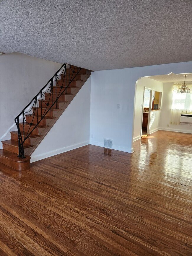 Building Photo - Remodeled Home - Mayfair