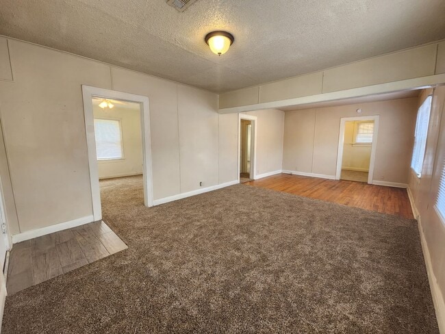 Building Photo - 2 bed 1 bath in Shawnee