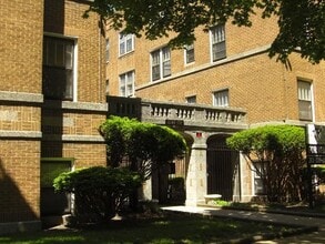 Building Photo - 7518 N Hoyne Ave