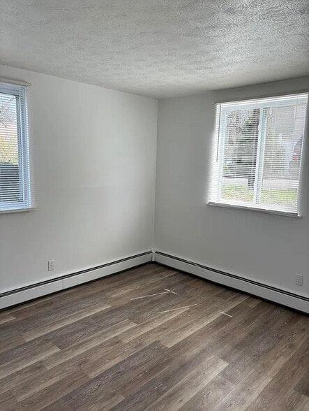 Large Bedroom with Walk-In Closets - 104 W Pulteney St