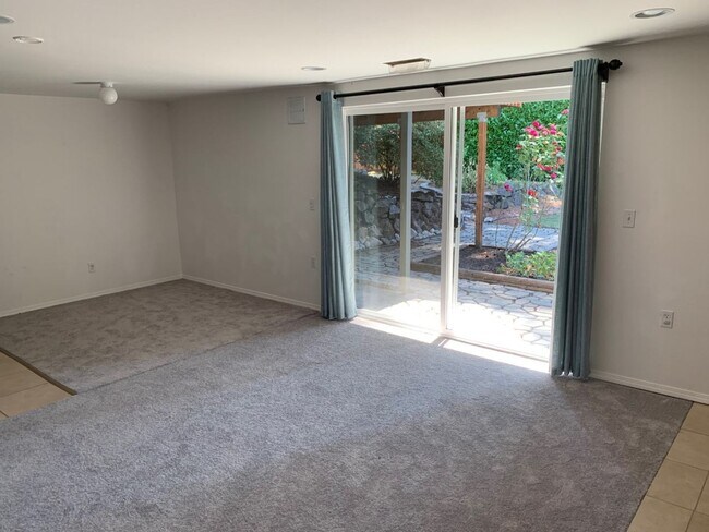 Building Photo - Beautiful and spacious 3 bed + office area...