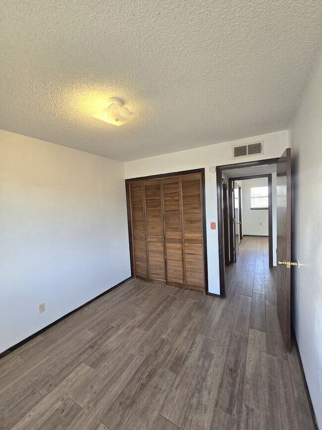Building Photo - BEAUTIFUL EASTSIDE HOME