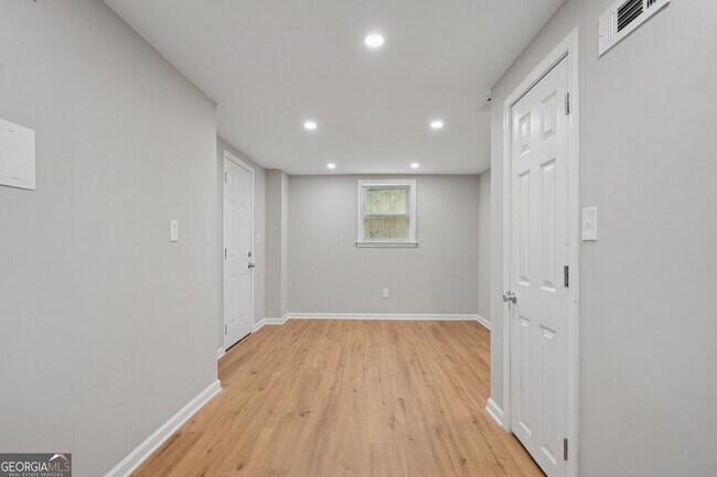 Building Photo - 1335 E Washington Ave