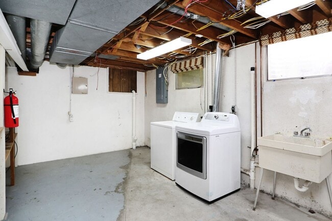 Building Photo - Don't Fuss with the Bus -5 Bed - 3 Bath - ...