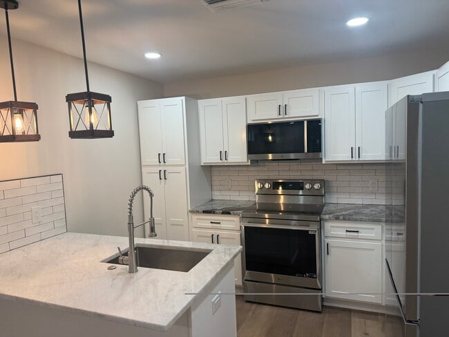 Kitchen - 925 24th Ave N