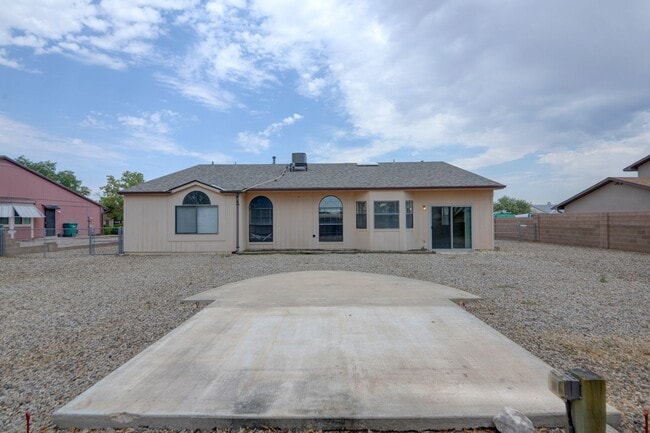 Building Photo - Amazing Three Bedroom in Heart of Rio Rancho!