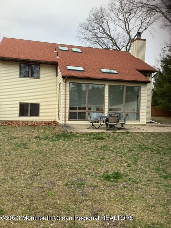 Building Photo - 13 Lawrence Dr