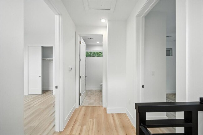 Building Photo - 106 W Croslin St