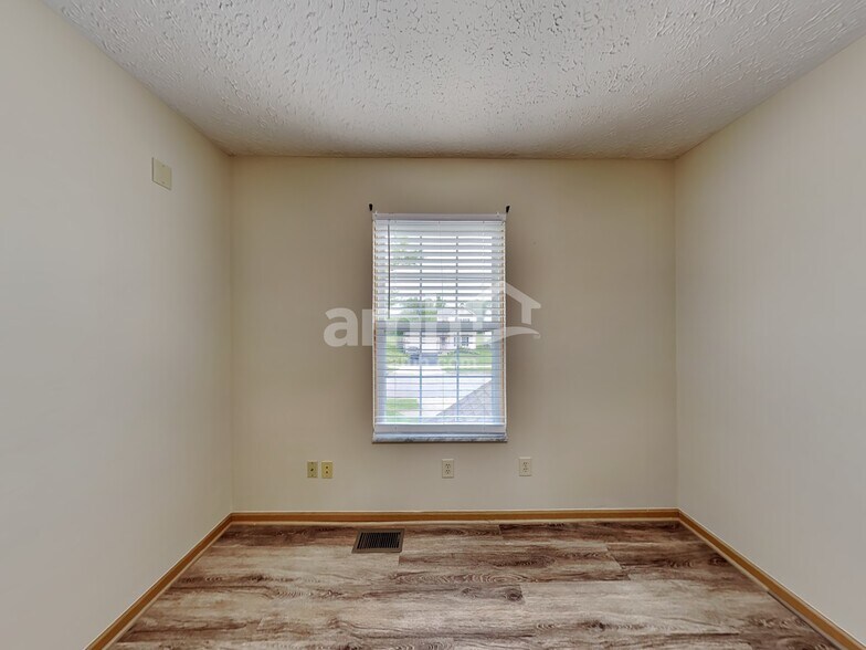 Building Photo - 6870 Laburnum Dr