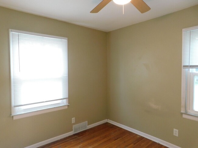 Building Photo - Cozy, Quiet Home