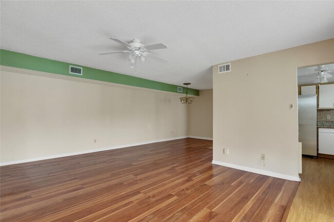 Building Photo - 1217 S Lakes End Dr