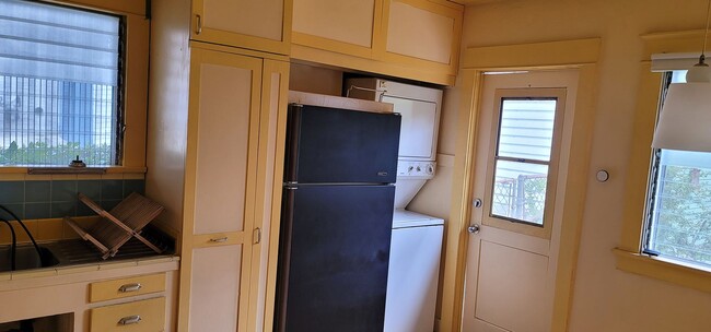 Building Photo - Glendale Awaits You