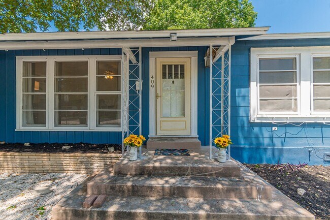 Building Photo - 409 Aero Ave