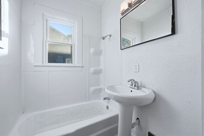 Building Photo - New 2 bedroom house listing!