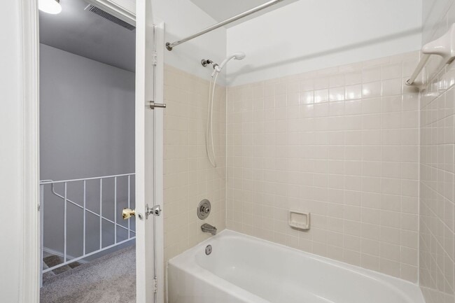 Building Photo - Welcome home to this charming three-level townhouse in the heart of Springfield!