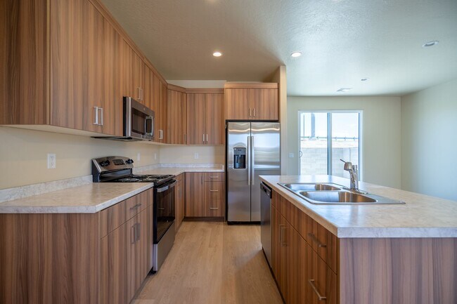 Building Photo - Newer Townhome Near Utah Tech