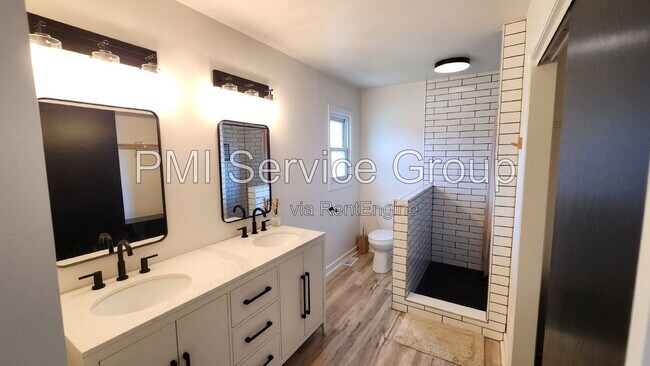 Building Photo - 7749 Lyman Ave