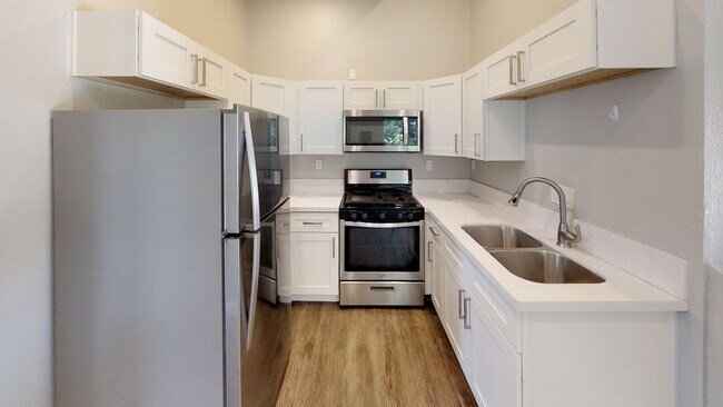 Building Photo - 7BD/3BA, Large Decks!