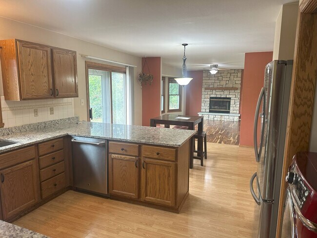 Building Photo - For Rent: Spacious 3 Bedroom, 2.5 Bath Sin...