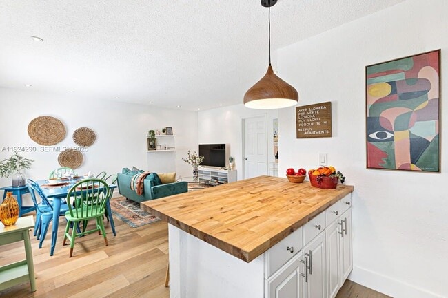 Building Photo - 811 Tequesta St