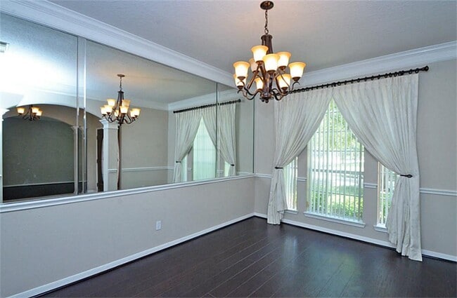 Building Photo - 523 Crestridge Dr