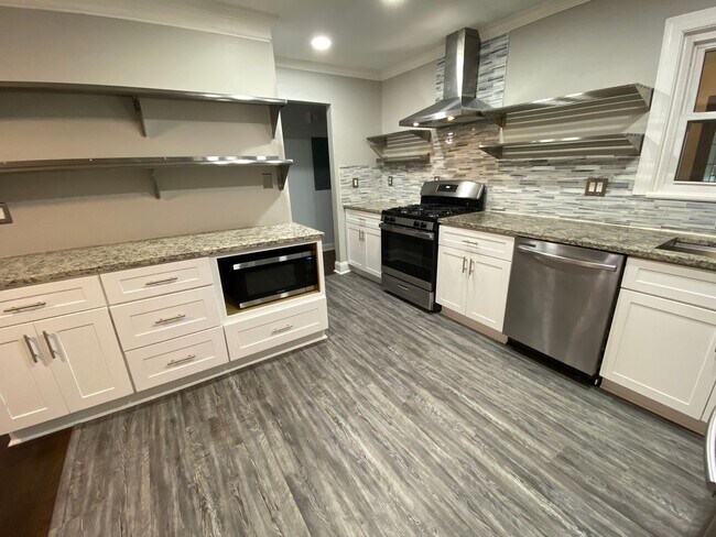 Building Photo - Amazing in town ranch awaits you!