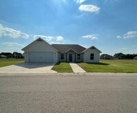 Building Photo - Gorgeous 3 Bedroom 2 Bath Home
