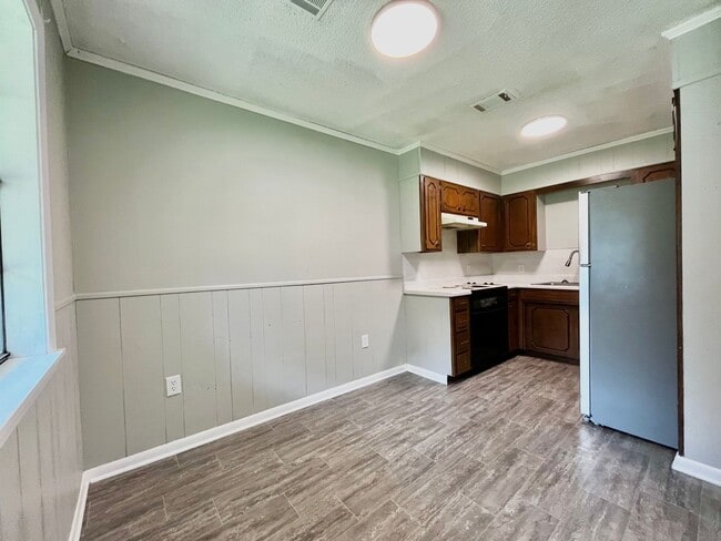 Building Photo - 602 N Cross St