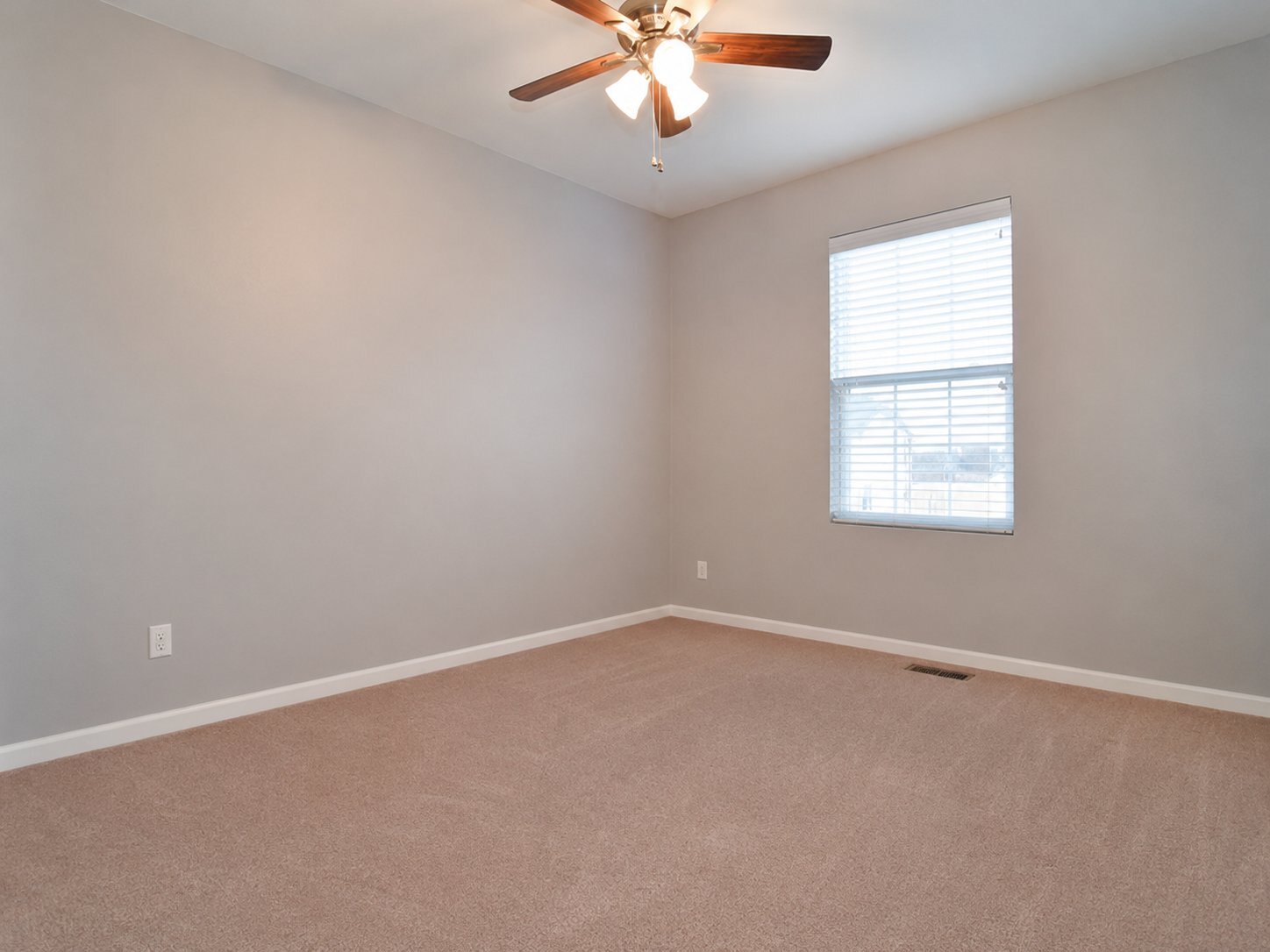 Building Photo - 1641 Dogwood Ln