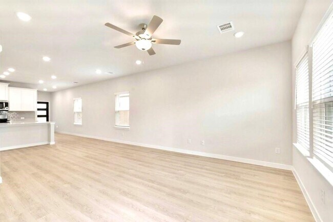 Building Photo - 32915 Silver Mdw Wy