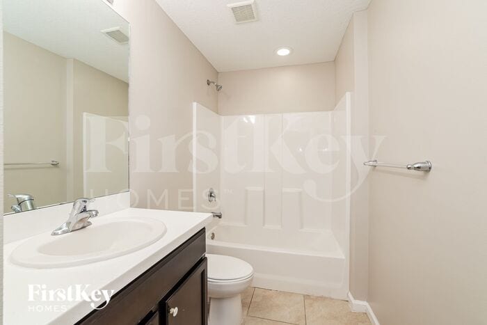 Building Photo - 422 SW Cherryhill Rd