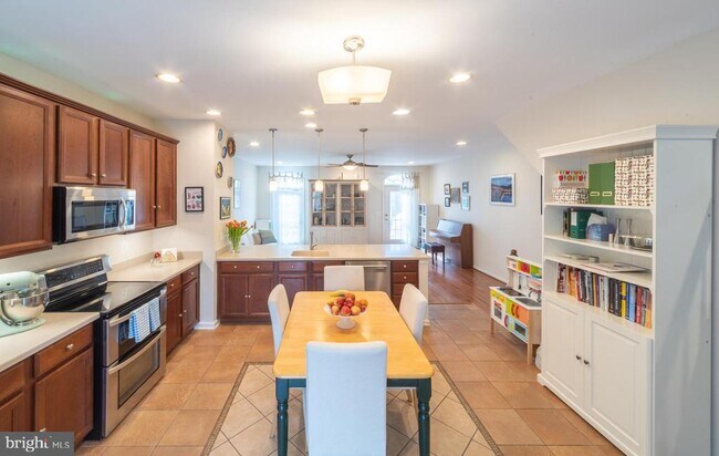 Building Photo - 6931 Rolling Creek Way