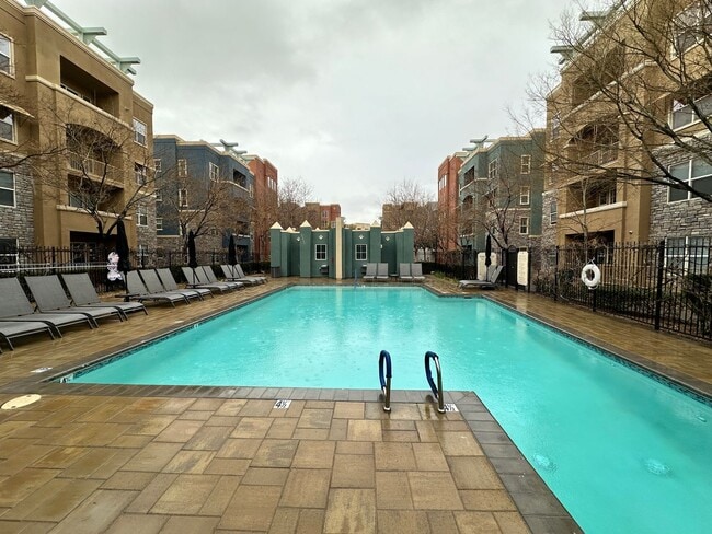 Building Photo - Guard Gated 2 Bed/2 Bath Condo w/Resort St...
