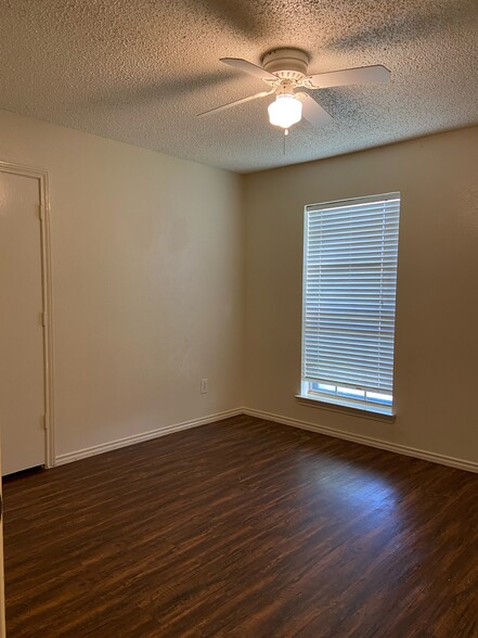 Building Photo - 2129 Poppy Ln