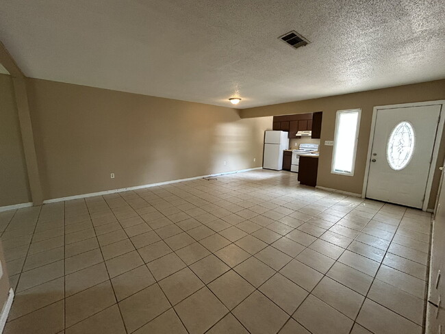 Building Photo - Duplex For Rent