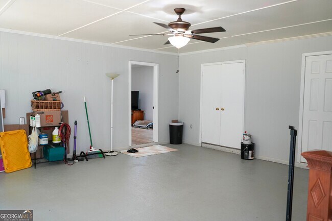 Building Photo - 307 Pinewood Dr