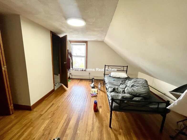 Building Photo - 585A Somerville Ave