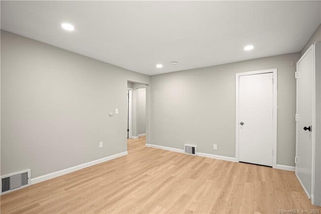 Building Photo - 106 River Rd