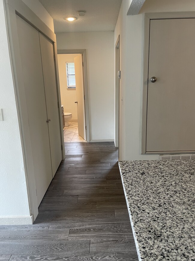 Building Photo - 500 SE Lee Haven Dr