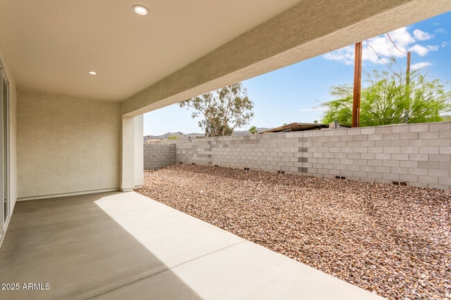 Building Photo - 949 E Desert Ln