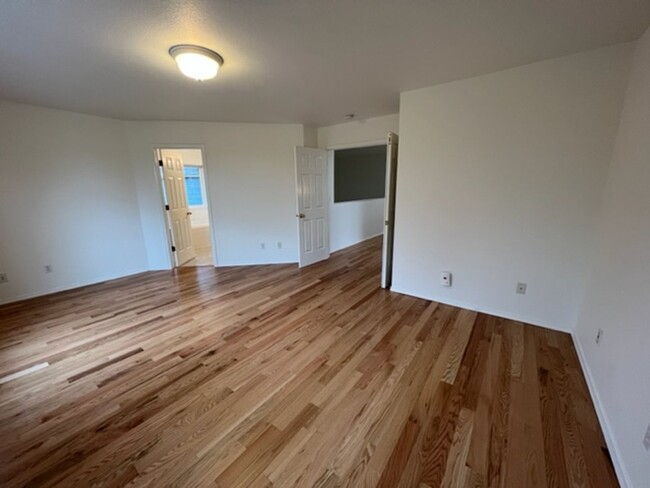 Building Photo - Beautiful 4 Bedroom Eagle River Home!