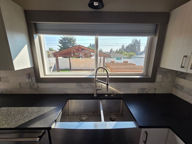 Building Photo - 3Bedroom, 2.5 Bath Mid Century Modern Home...