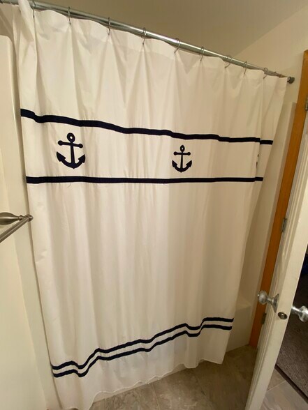 Downstairs Full Size Shower/Tub - 425 SE Shell Ave