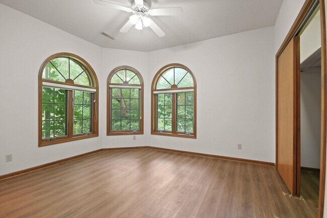 Building Photo - Private 3BR Brick Home with Scenic View