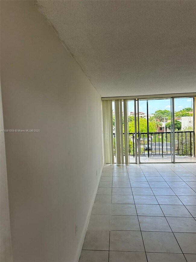 Building Photo - 8840 Fontainebleau Blvd
