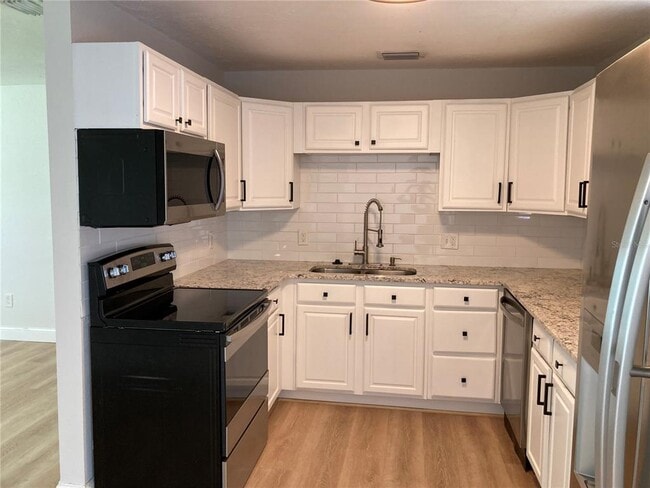Building Photo - 7131 Orpine Dr N