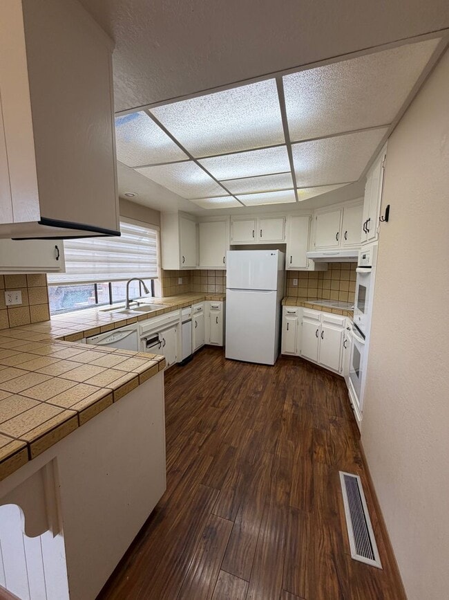 Building Photo - 2323 Easthills Dr