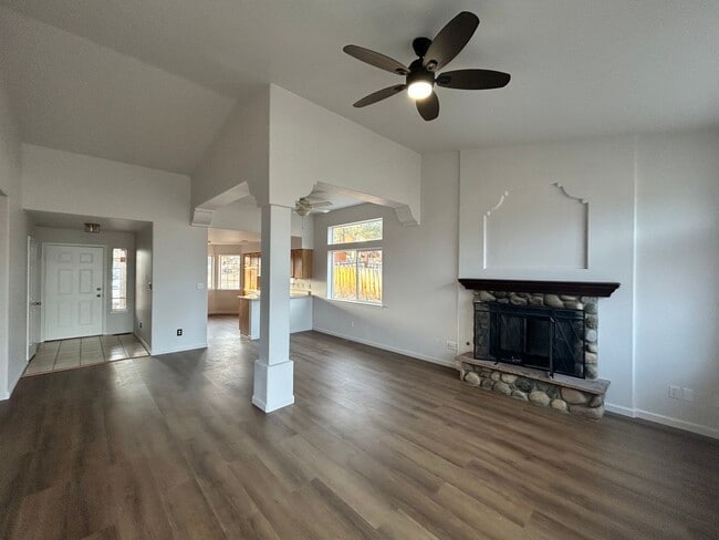 Building Photo - Recently Renovated Beautiful Forest Lakes Home - 3bd/ 2ba w/Attached Garage